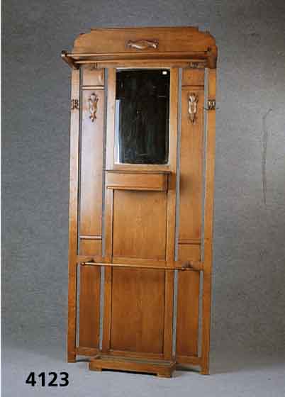 Gaderobe, deutsch, um 1905, Eiche massiv, Weichholz, facettiertes Glas, aufgesetzte Schnitzereien, sparsam, floral, mit Handschuh- fach, original ...