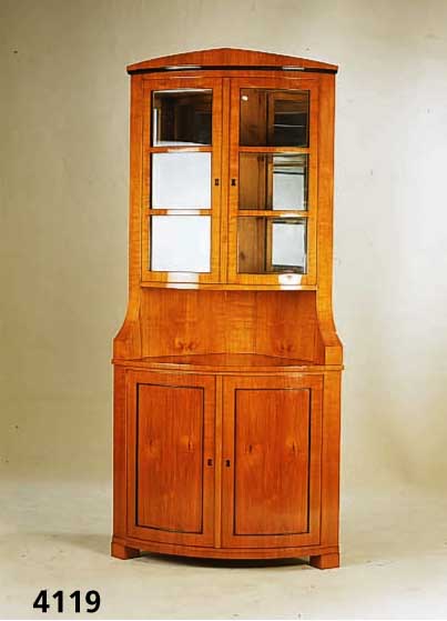 Eckschrank, Biedermeierstil, Kirsche massiv, nach Vorbild von 1820/30, unter Verwendung alter Teile, Oberteil verglast, z.T. schwarz gelackt, ...