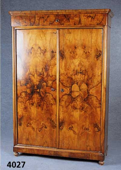 Biedermeierschrank, Pfalz, um 1830/40, Korpus Weichholz, Nußbau, Wurzelnuß doppelt gespiegelt, sehr schÖner Fluß, Perlleistenver- zierung, ...