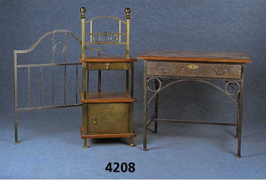 Schlafzimmer, Frankreich, um 1900, Metall, Eiche massiv, Nußbaufurnier, strenger Jungend- stil, abstrakt, Messing, Schubladen mit Hammer ...