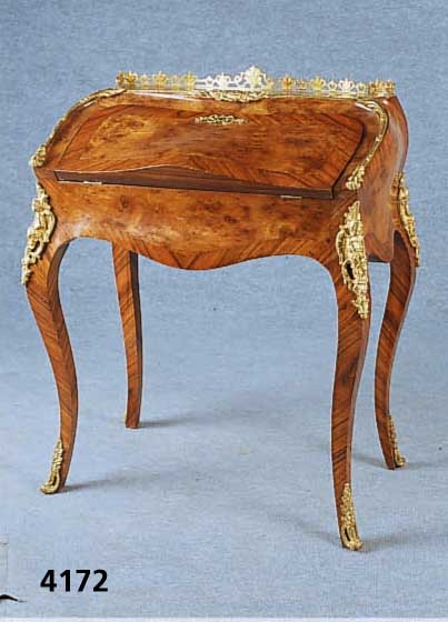 Damenschreibtisch, Rokokostil, nach franzÖsischem Vorbild von 1760, Rosenholz, Nußbaumwurzel, allseitig geschweift und ge- baucht, 3-fach ...