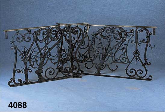 Schmiedeeisernes GelÄnder, deutsch, um 1890, meisterliche Rocaillenarbeit, mit Kugeln, Andeutung von naturalistischen BlÄttern, Herzen und ...