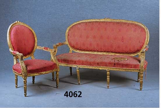 Salongarnitur, deutsch, um 1890/1900, Nuß- baum massiv, z.T. aus dem Vollholz, dÜnn ge- stuckt, im Louis XVI-Stil, Perlleistenverzier- ungen, ...