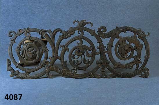 Gußapplike, deutsch, um 1880/90, Gußeisen, 4-fach verschlungene Rocaillen, abstrakt floral, in sich gebunden, Reste alter Colorie- rung, ...