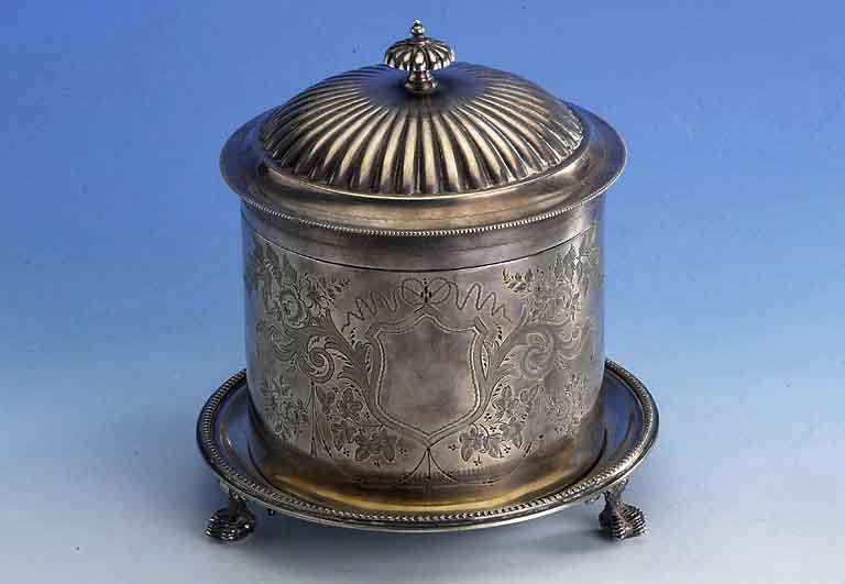 Bonboniere, Sheffield um 1900, Perlleistenvezrierung, reich floral graviert, Kartusche fÜr Bes.-Monogr. frei, auf Unter- teller montiert, 3 ...