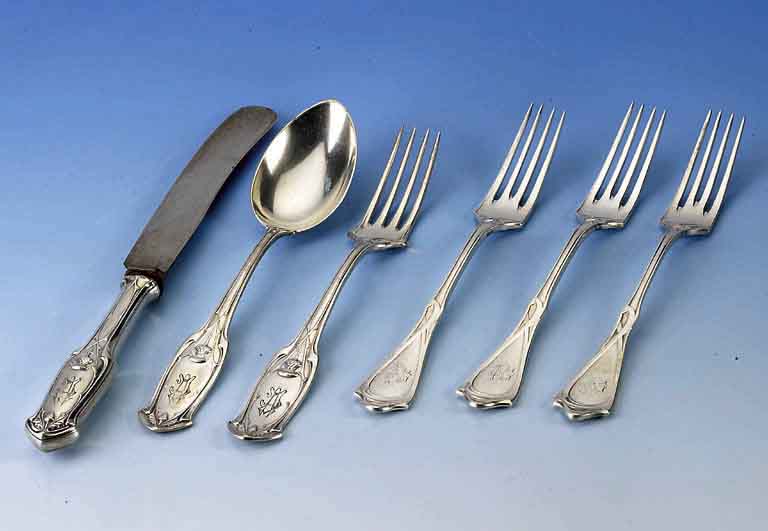 18-teiliges Besteck, DÜsseldorf nach 1906, Vereinigete Silberwaren-Fabriken AG, DÜssel- dorf, 800er Silber, zeittyp. floraler Dekor mit ...