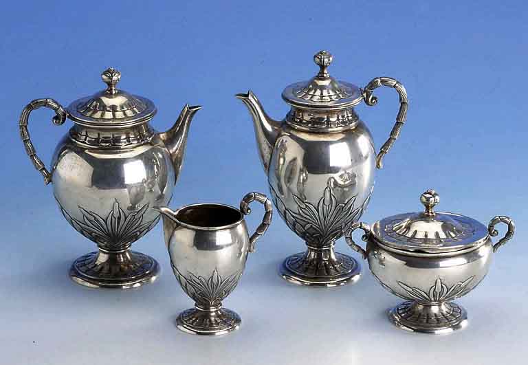 4-teiliges Mokka- und Teeservice, Portugal 40er Jahre, 915er Silber, z.T. innenvergoldet, Griffe mit Bambusdekor, Barockstil, Muschel- und ...