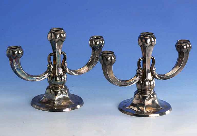 Kerzenleuchterpaar, deutsch 30er/40er Jahre, 835er Silber, gefÜllt, Fuß mit Metall platte, H ca. 20 cm, L ca. 27 cm, je 3 Brenn- stellen, total ...
