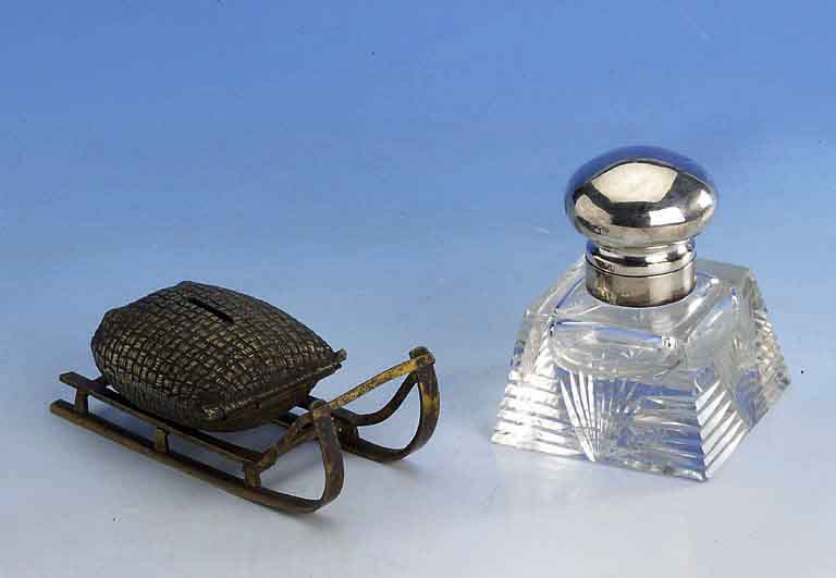 Spardose in Form eines Schlittens, Rußland Bronze, um 1880, Reste alter Vergoldung, naturalistische Darstellung, Kissen auf- klappbar, ...