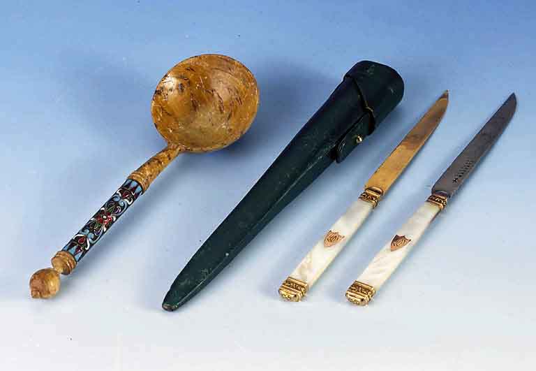 ErdnusslÖffel, Rußland um 1900, Ahornwurzel massiv, Griff mit bt. Cloisonneemail, z.T. transluzid, in der Art von Gustav Klingert, Gebr.-Spuren, ...