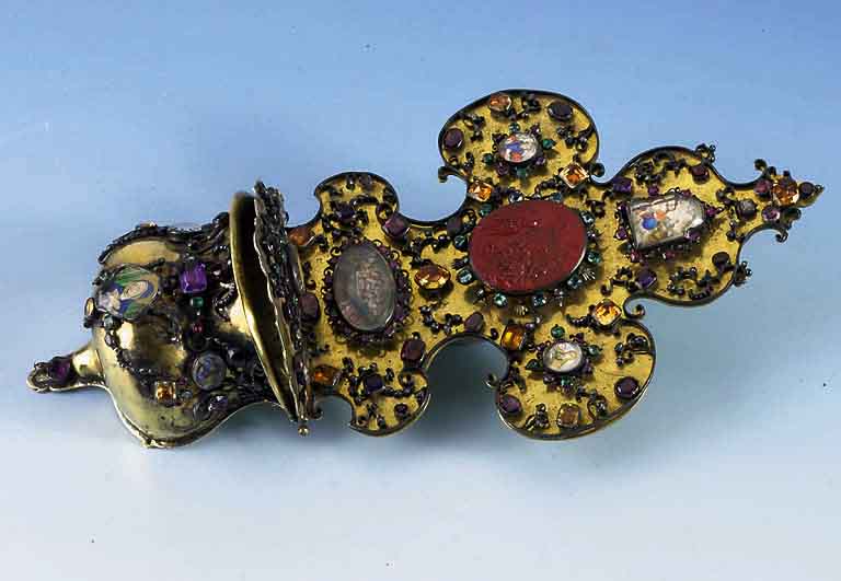 WeihwassergefÄß, um 1750/70, zum grÖßten Teil Silber vergoldet, Halbedelsteinbesatz: u.a. Citrin, Topas, Granat, z.T. foliert, Amulette und ...