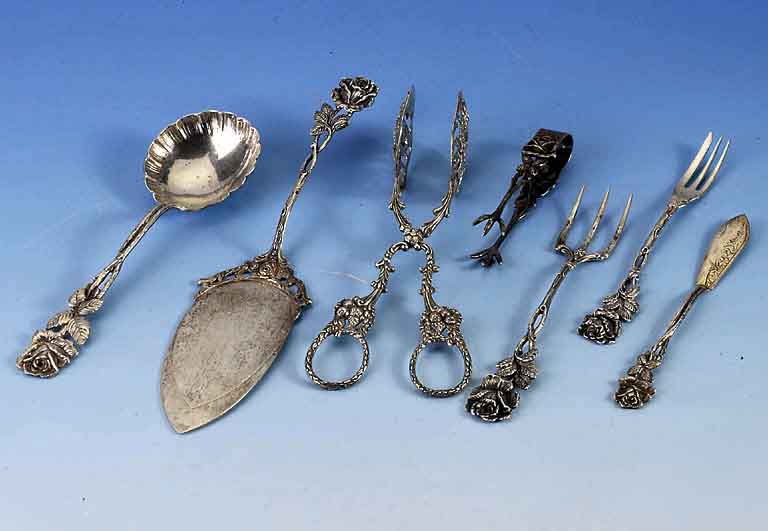 Großes Konvolut in der Art der Hildesheimer Rose, Silber, best. aus: 13 Kuchengabeln, 12 KaffeelÖffel, 2 Wurstgabeln, 1 MoccalÖffel, 1 ...
