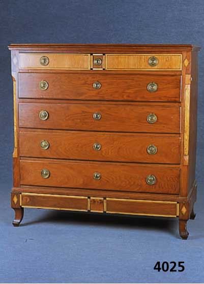Herrenkommode, mitteldeutsch, Korpus um 1830/40, VerÄnderungen um 1900/10, Eichefur- nier, Bandintarsien aus Nußbaum und Mahagoni, Mahagoni ...