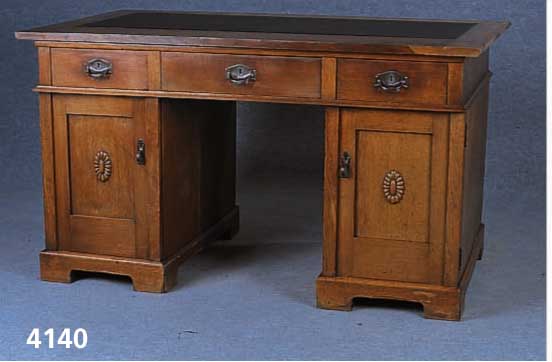 Schreibtisch, deutsch, um 1900/10, Korpus Weichholz, Eiche massiv, Eichefurnier, teil- restauriert, original BeschlÄge und SchlÖsser, ...