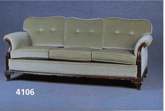 Sofa, deutsch, um 1935/38, Rahmen Nußbaum massiv, Barockstil, Rahmen bestoßen, wert- voller hellgrÜner Mohairbezug, lose Kissen, hervorragende ...
