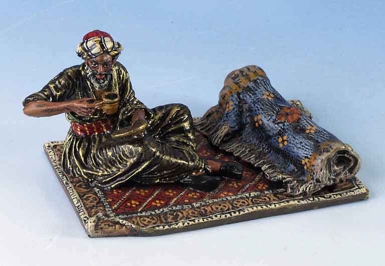 Wiener Bronze: orientalischer Teetrinker auf Teppich, sign. Franz Berman, bt. staffiert, ca. 11 x 7 cm