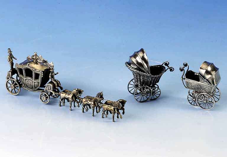 Kutsche und 2 Kinderwagen, Niederlande um 1920, Silber, 1 x sechsspÄnnige Kutsche, L. ca. 12 cm, 2 x versch. Kinderwagen, L. ca. 4 bzw. 3 cm