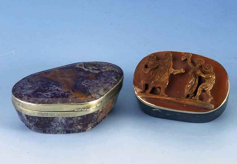 Deckeldose, wohl deutsch um 1770, klassi- zistisch, Montierung RG 585/000 gepr., Unterteile schwarzer Halbedelstein, Oberteil Karneol ...