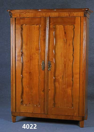 Schrank, deutsch,um 1870, Esche massiv, Leisten mit Velutenabschluß, zweitÜrig, soge- nannte BrezelfÜllungen, zerlegbar, leicht ver- zogen, ...