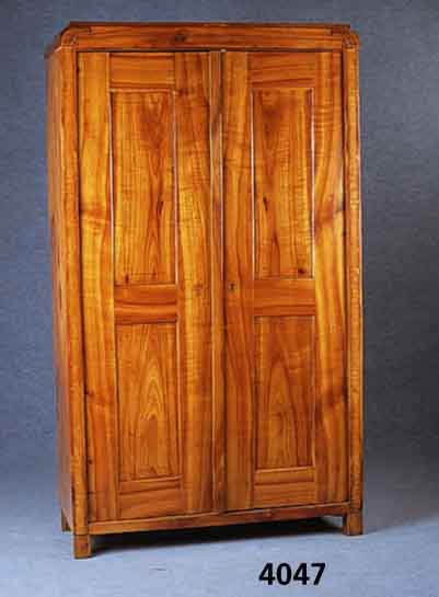 Kleiderschrank, wohl Donaumonarchie, um 1840/ 50, Biedermeier, Kirschbaum massiv, zwei- tÜrig, in allen Teilen original, verzogen, zeitlos ...