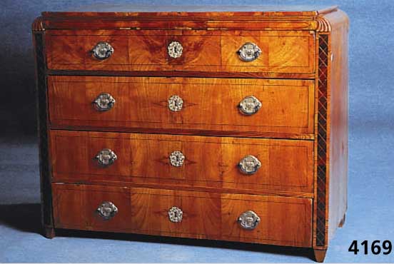 Kommode, wohl Donaumonarchie, um 1840/50, Esche massiv, Eschewurzelfurnier, Nußbaum, 4-schÜbig, Platte abgerundet, Schubladen mit ...