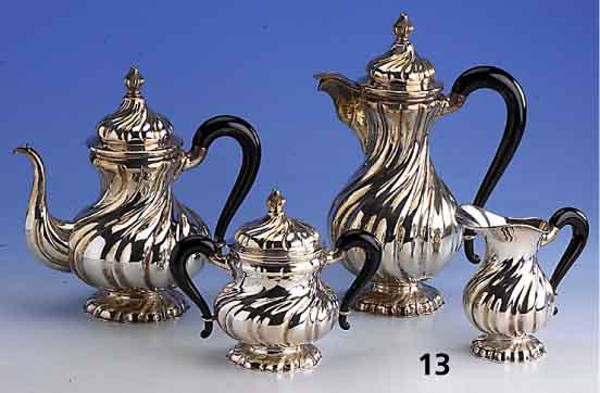 Kaffee- bzw. Teeservice, 925er Silber, Ungarn, nach 1965, goudroniert, bestehend aus: Kaffekanne H. ca. 25.5 cm, Teekanne H. ca. 22 cm, ...
