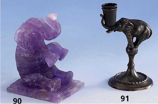 Skulptur aus Amethyst, sitzender Elefant, vollplastisch, GlÜyckssymbolik, ca. 10 x 7 x 5.5 cm, (SW EUR 600.-)