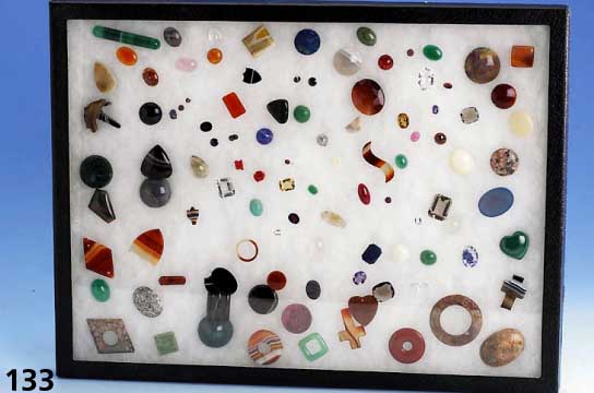 Sammlung von ca. 100 Edelsteinen, darunter Citrin, Koralle, Granat, Moosachat, Heliotrop, grÜner Chalzedon, Amethyst, Karneol, Rhodochrosit, ...