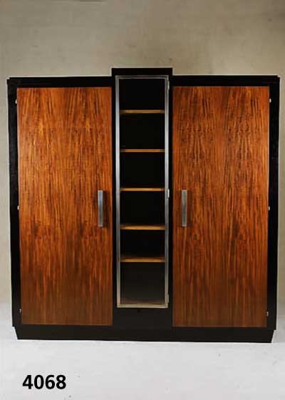 ArtDecoSchrank, Frankreich, um 1920, WÄnge gespiegelt furniert, z.T. schwarz abgesetzt, mittig Vitrinenteil mit verchromter GlastÜr, 5 ...