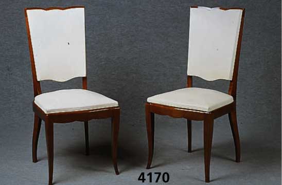 4 StÜhle, Frankreich, um 1940, Rahmen Buche massiv, mahagonifarben gebeizt, original Kunststoffbezug, leichte Gebrauchsspuren, so- genannte ...
