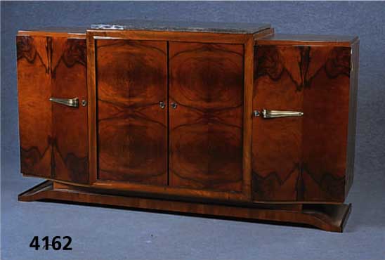 Sideboard, Frankreich, um 1938/40, Korpus Weichholz und Buche, kaukasisch Wurzelnußfur- nier gespiegelt, Rahmen Nußbaum massiv, Seiten ...