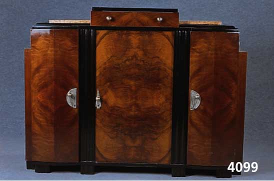 Sideboard, Frankreich, um 1935, ArtDeco, Korpus Weichholz und Buche, kaukasisch Nuß- baumfurnier, 4-fach gespiegelt, schÖnes konzentriertes ...