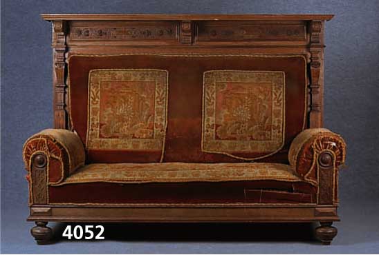 GrÜnderzeitsofa, deutsch, um 1880/90, Eiche massiv, Renaissance- und Barockstil, Überbau reich geschnitzt, aus dem Vollholz, Lisenen in sich ...