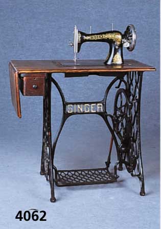 Singer NÄhmaschine, deutsch/USA, um 1910, Platte und Abdeckung Weichholz, Eichefurnier z.T. gespiegelt, Gestell Gußeisen, im typi- schen Stil ...
