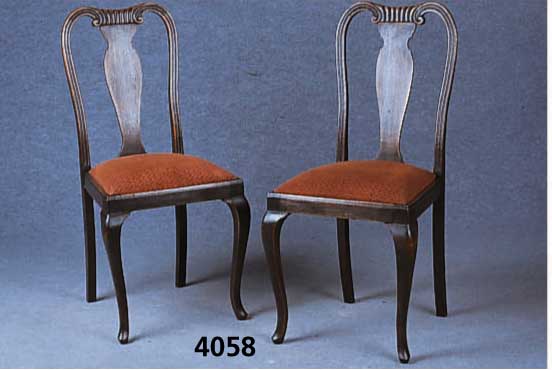 6 StÜhle, deutsch, um 1910, im sogenannten Chippendalestil, Eiche massiv, RÜckenlehnen 3-fach gegliedert, sparsame Schnitzerei aus dem Vollholz, ...