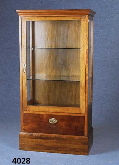Jugendstilvitrine, deutsch, um 1910/15, Korpus z.T. Weichholz, Nußbaum massiv, Nuß- baumfurnier, Glaseinlageplatten, original BeschlÄge, ...