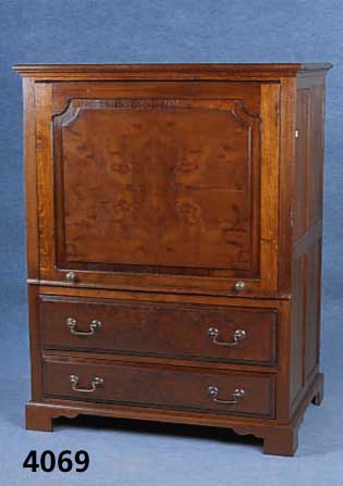 Fernsehschrank, England, um 1940, Eiche massiv, Front kaukasisch Nußbaum, feingeglie- dert, gespiegelt, original BeschlÄge, auf- schlagbare ...