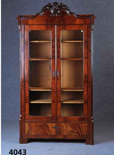 WÄsche-/Vitrinenschrank, mitteldeutsch, um 1835/40, Korpus Weichholz, Pyramidenmaha- gonifurnier, durchlaufend gespiegelt, original Glas, ...