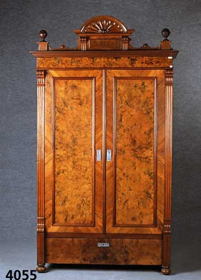 GrÜnderzeitschrank, mitteldeutsch, um 1890/ 1900, Korpus Weichholz, Mahagoniwurzelfur- nier, doppelt gespiegelt, Ecken und Leisten gerieft bzw. ...