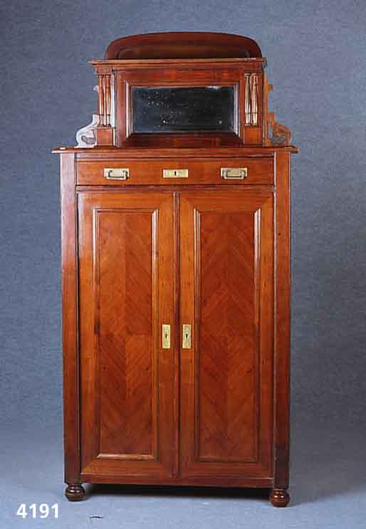 Vertiko, deutsch,um 1900, Korpus Weichholz, Nußbaum- und Palisanderfurnier gespiegelt, BeschlÄge aus der Zeit, beschÄdigt, Aufsatz gedrechselte ...
