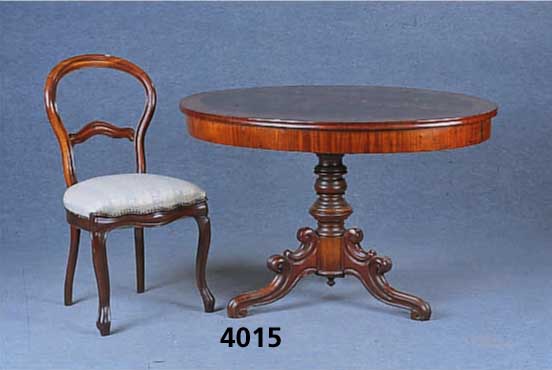 Salontisch und 4 StÜhle, deutsch, StÜhle um 1835/40, Tisch um 1870, Mahagoni massiv, Pyramidenmahagoni gespiegelt, Fuß reich ge- schwungen und ...