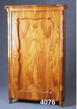 WÄscheschrank, wohl Österreich, um 1830/35, Korpus Weichholz, Nußbaumfurnier, sogenannte BrezelfÜllung, 3-fach gespiegelt, fließende ...