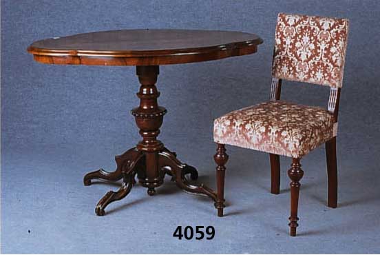 Salontischgruppe, deutsch, um 1890/1900, Tisch z.T. Nußbaum massiv, oval, in sich 4-fach geschweift, Platte Nußbaumwurzelfurnier gespiegelt, ...