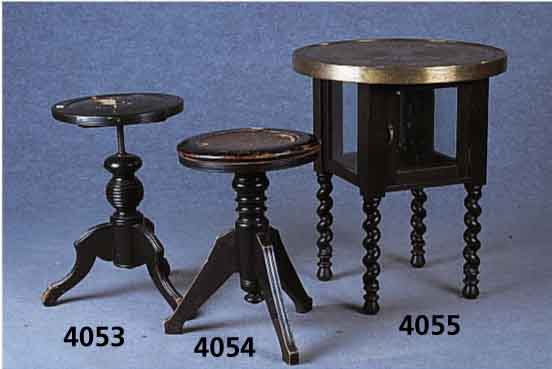 Rauchtisch, deutsch, um 1905/10, Gestell Eiche und Buche massiv, Eichefurnier, Vitrinenteil mit facettiertem Glas, auch als Schauvitrine ...