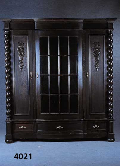 BÜcherschrank, deutsch, um 1910, Korpus Eiche und Buche massiv, Eichefurnier, Mittel- teil geschwungen, facettiertes Glas, Bronze- beschlÄge, ...