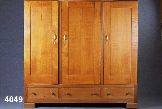 Kleiderschrank, deutsch, um 1925/30, soge- nanntes spÄtes ArtDeco, Eiche massiv, Buche und Weichholz, TÜren und Rahmen massiv gear- beitet, ...