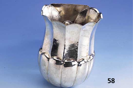 Wand-Blumenschale, reine Treibarbeit, Silber massiv, ca. 40/50er Jahre, schwere Aus- fÜhrung, ca. 430 g, H ca. 17 cm, reduzierter Barockstil, ...