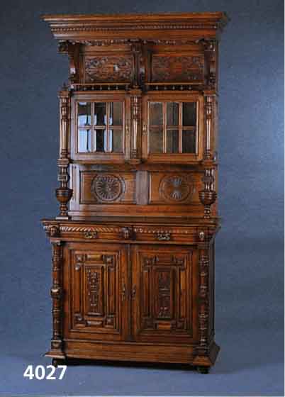 Vielzweckschrank, Belgien, um 1890/1900, Nußbaum massiv, aufgesetzte Schnitzereien, aufgesetzte doppelstufige Leisten, sparsame Flachschnitzerei ...