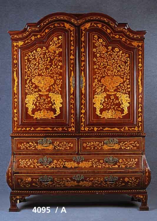 Kabinettschrank, Niederlande, um 1770/80, Korpus Eiche massiv, Pyramidenmahagonifurnier, z.T. doppelt gespiegelt, reiche BlÜtenintar- sien in ...