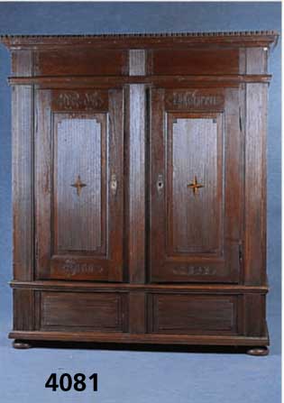 Hochzeitschrank, mitteldeutsch, datiert 1838, wohl Berlin, Eiche massiv, klassizistisch, durchgehende vielfach geriefte Lisenen und Inlets, ...